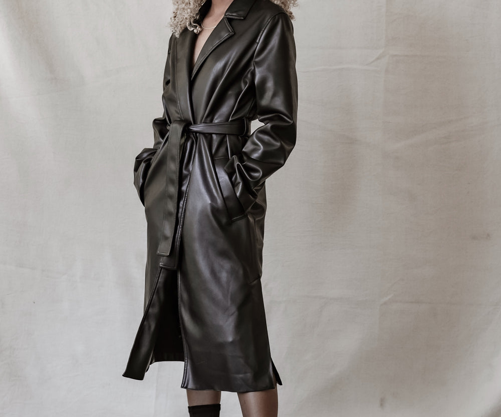 [HOT HOT HOT] De leatherlook trenchcoat